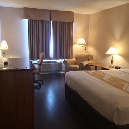Quality Inn & Suites Hawkesbury Buitenkant foto
