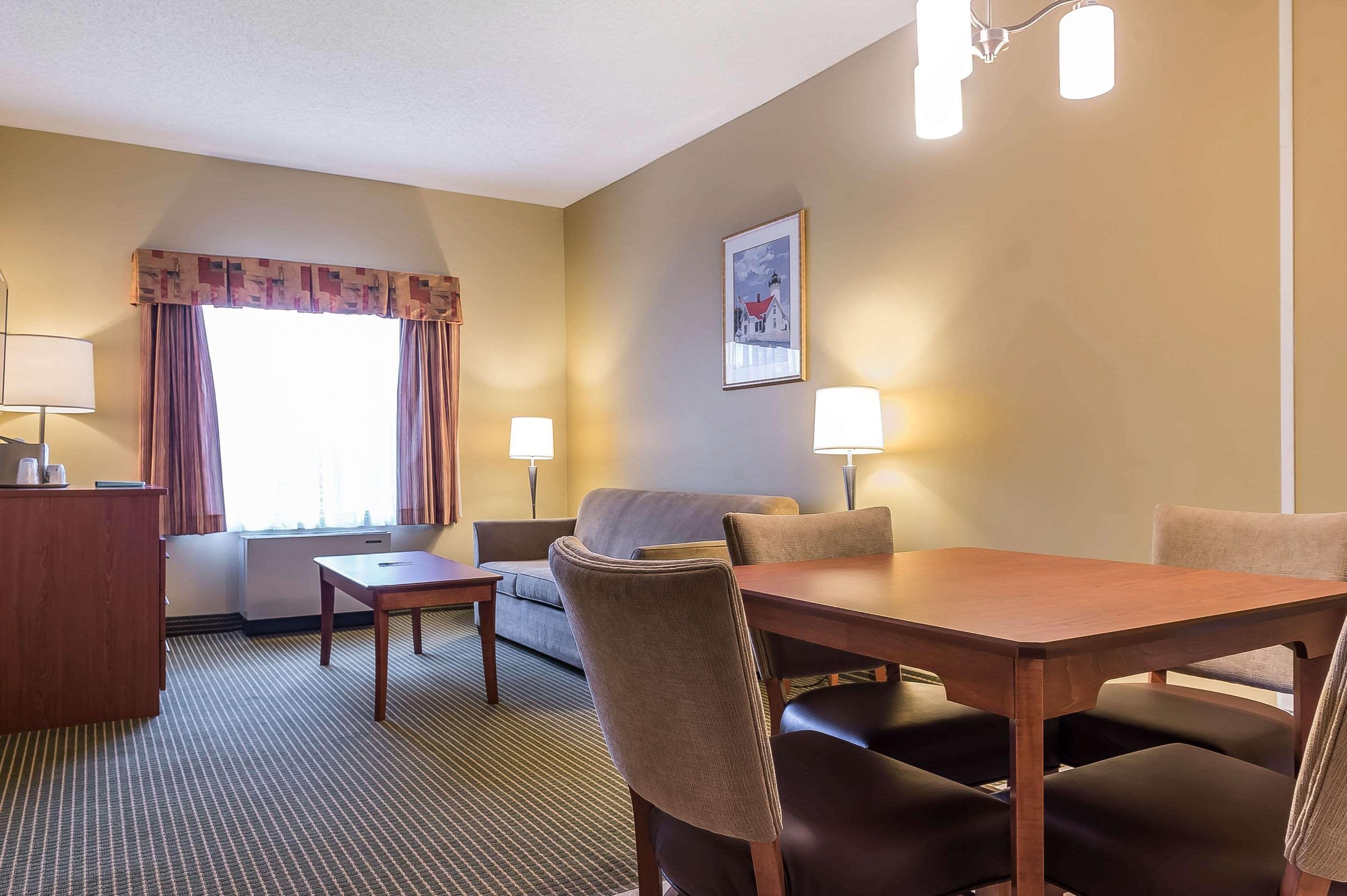 Quality Inn & Suites Hawkesbury Buitenkant foto