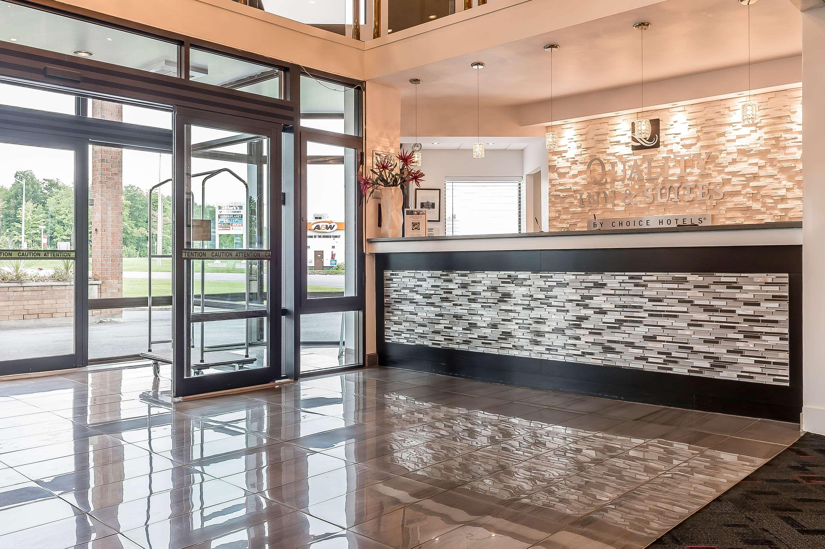Quality Inn & Suites Hawkesbury Buitenkant foto