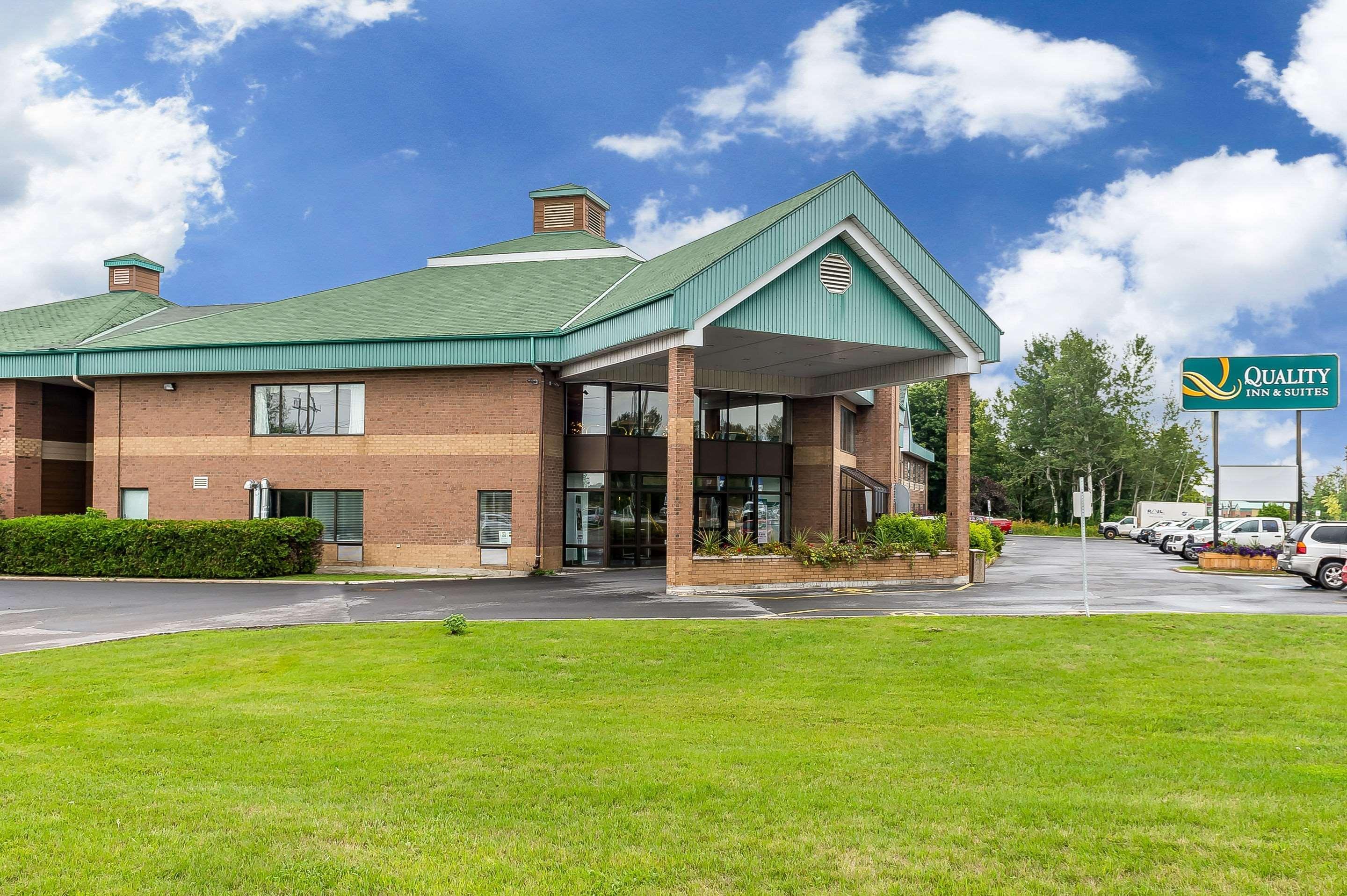 Quality Inn & Suites Hawkesbury Buitenkant foto