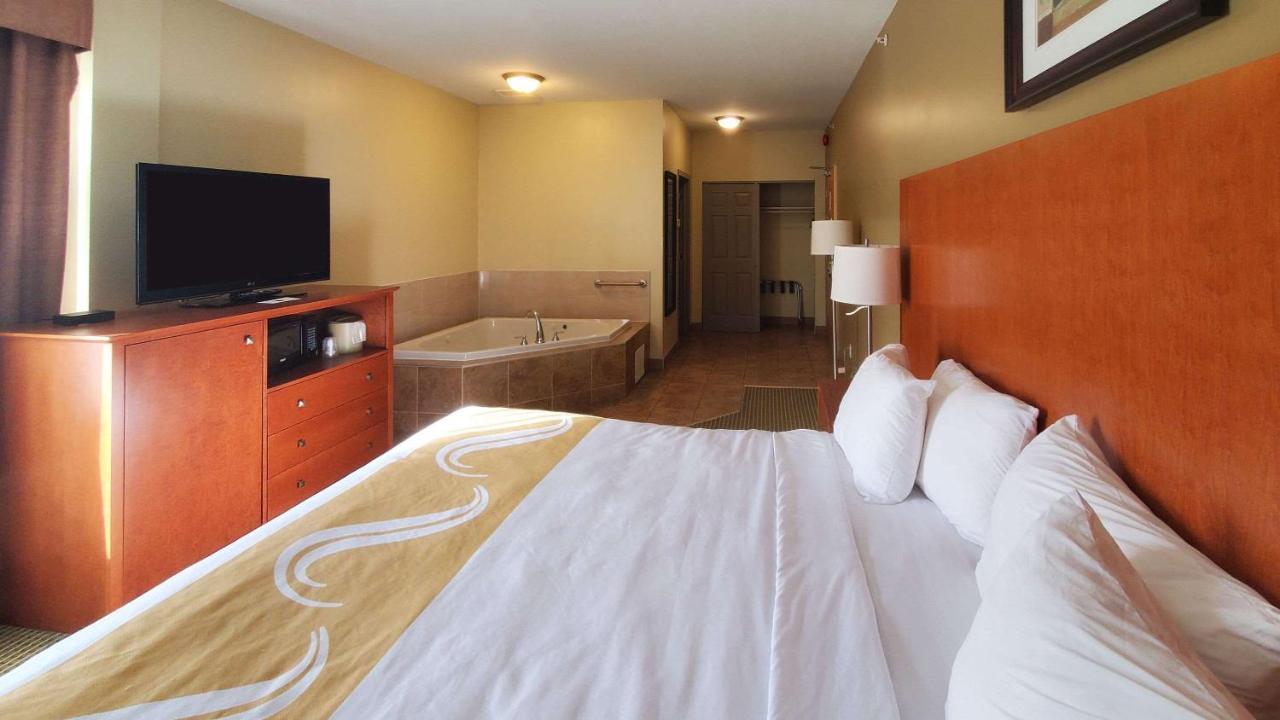 Quality Inn & Suites Hawkesbury Buitenkant foto