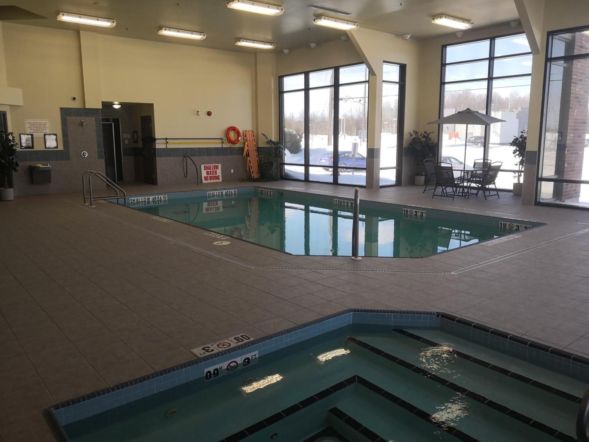 Quality Inn & Suites Hawkesbury Buitenkant foto